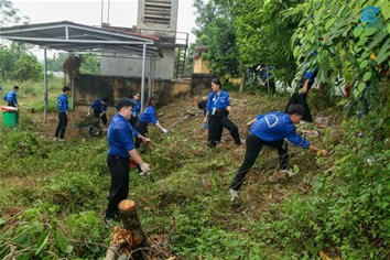 SINH VIÊN KHOA KỸ THUẬT ĐIỆN THAM GIA TÌNH NGUYỆN TẠI TRUNG TÂM PHỤC HỒI CHỨC NĂNG NGƯỜI KHUYẾT TẬT THUỴ AN